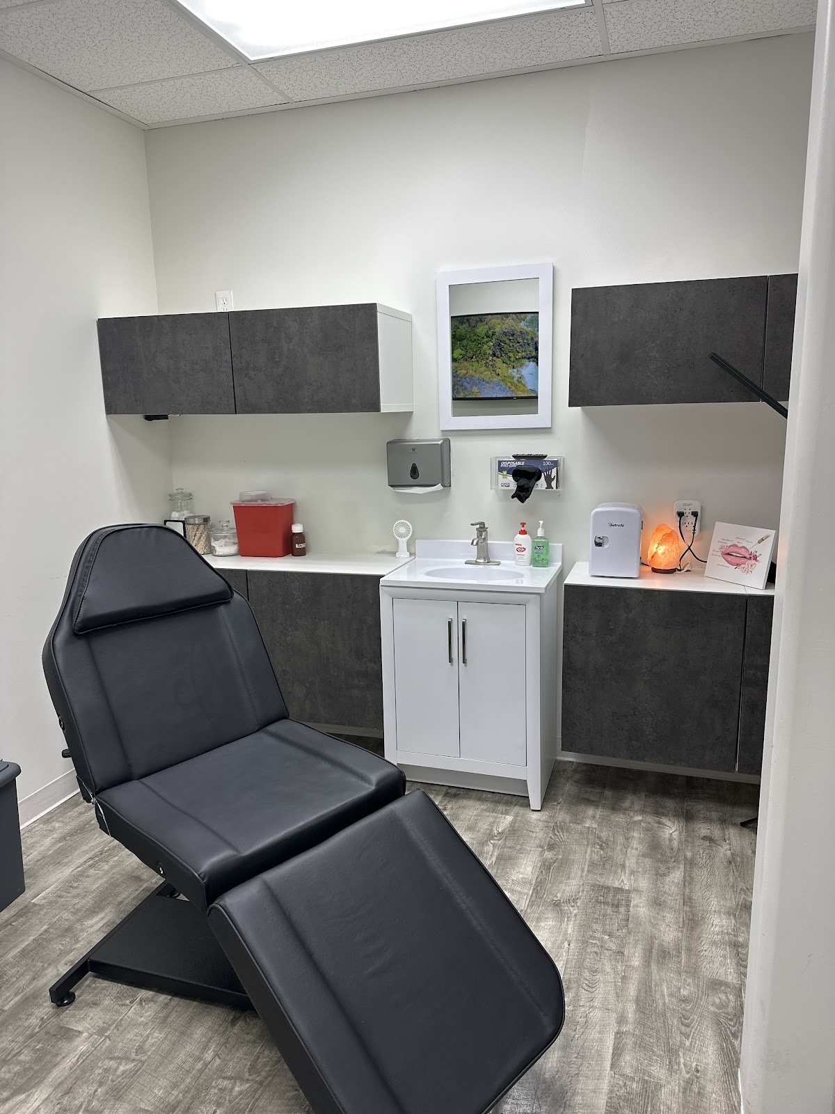Charcoal Medical Lounge photo 2
